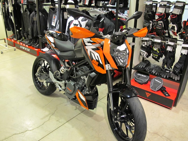 今日はKTM 125DUKEが入荷しました