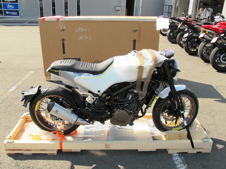 HUSQVARNA VITPILEN401 今日も入荷しました